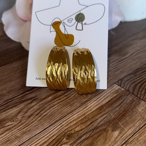 Vintage Crown Trifari Gold Tone Clip On Hoop Earrings - Picture 1 of 9